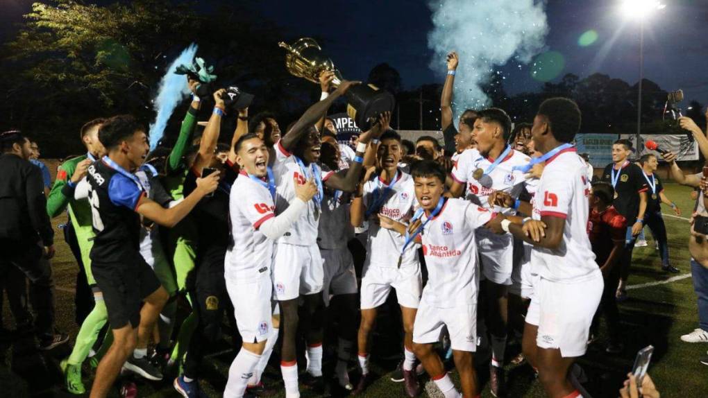 ¡9 veces campeón! Así celebraron los canteranos de Olimpia el título en el Torneo de Reservas