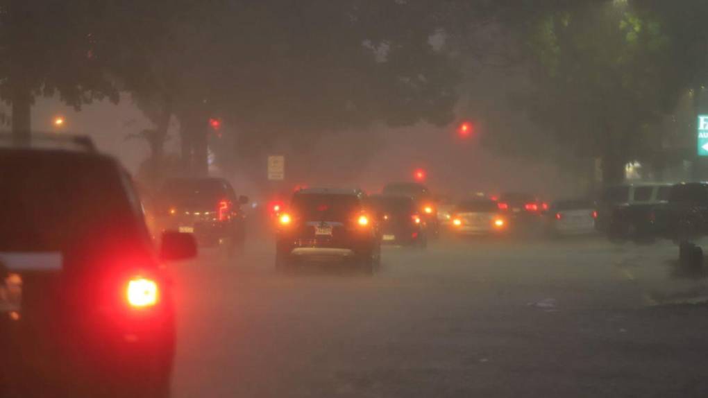 Torrenciales aguaceros y calles inundadas: las imágenes de las lluvias en San Pedro Sula