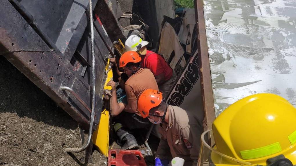 Escena del desastre: imágenes del accidente en El Progreso donde murió un niño y 15 personas resultaron heridas