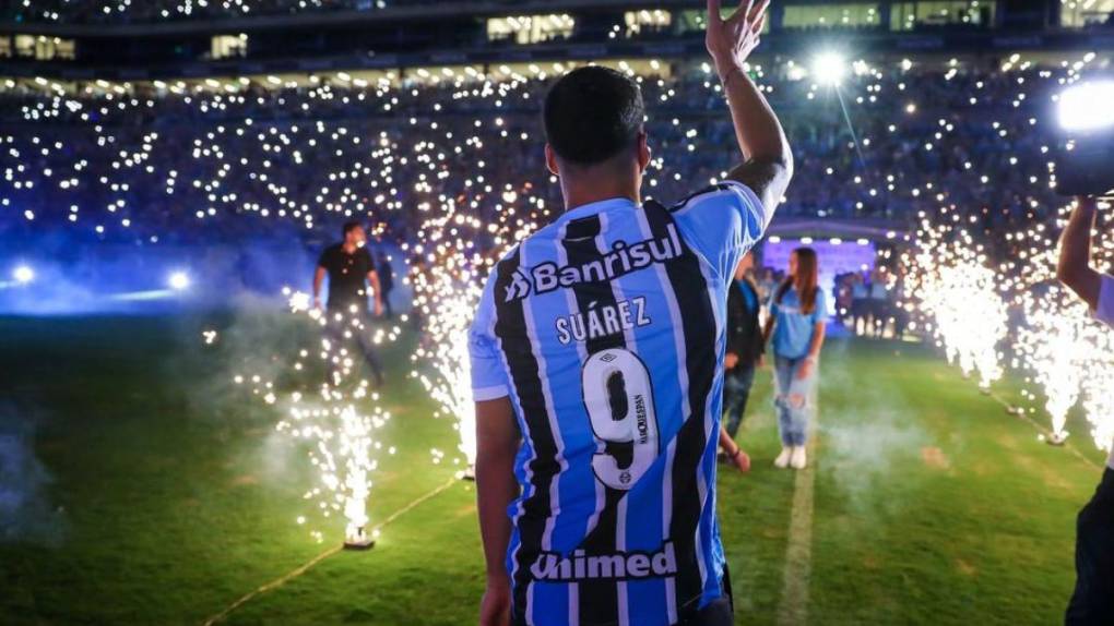 Como héroe: el impresionante recibimiento del Gremio a Luis Suárez