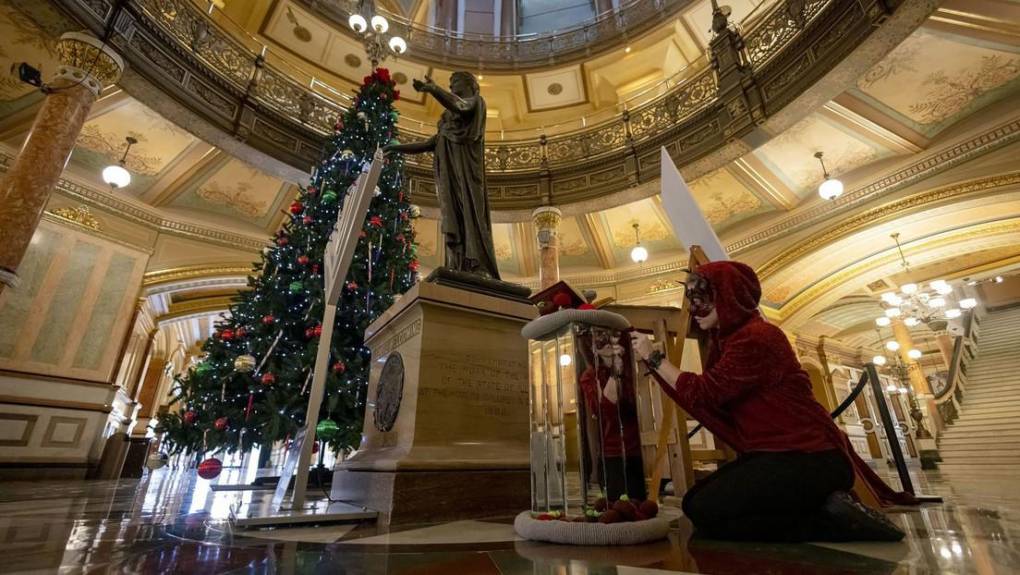 Malvado y repugnante: instalan altar satánico navideño en Capitolio