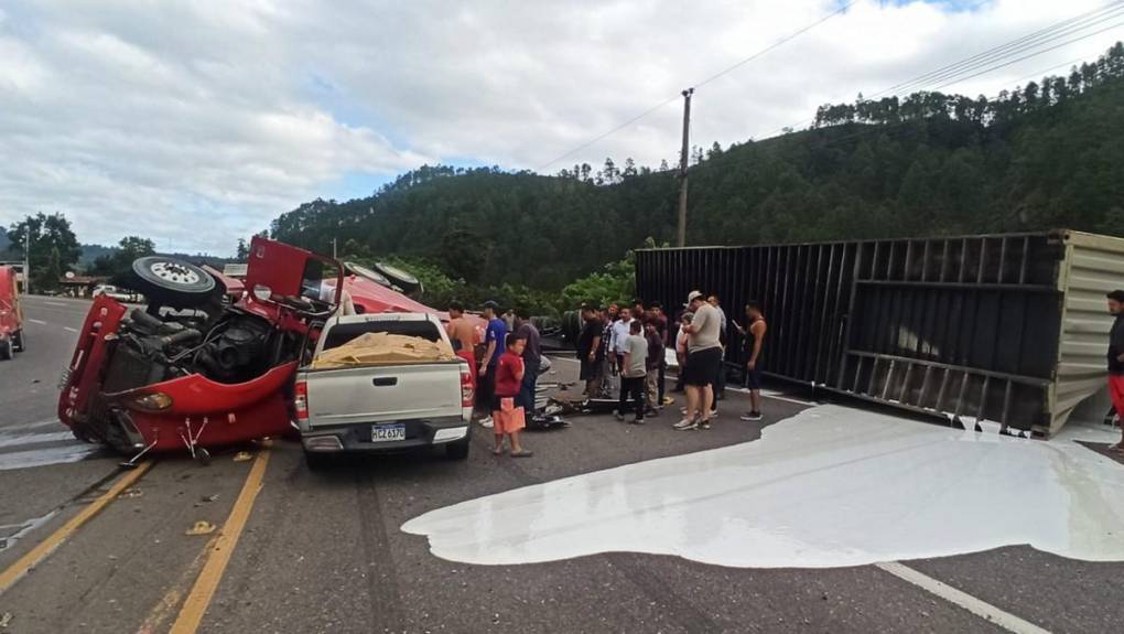 Un conductor atrapado y cuantiosos daños materiales: lo que dejó el accidente en la curva de Taulabé