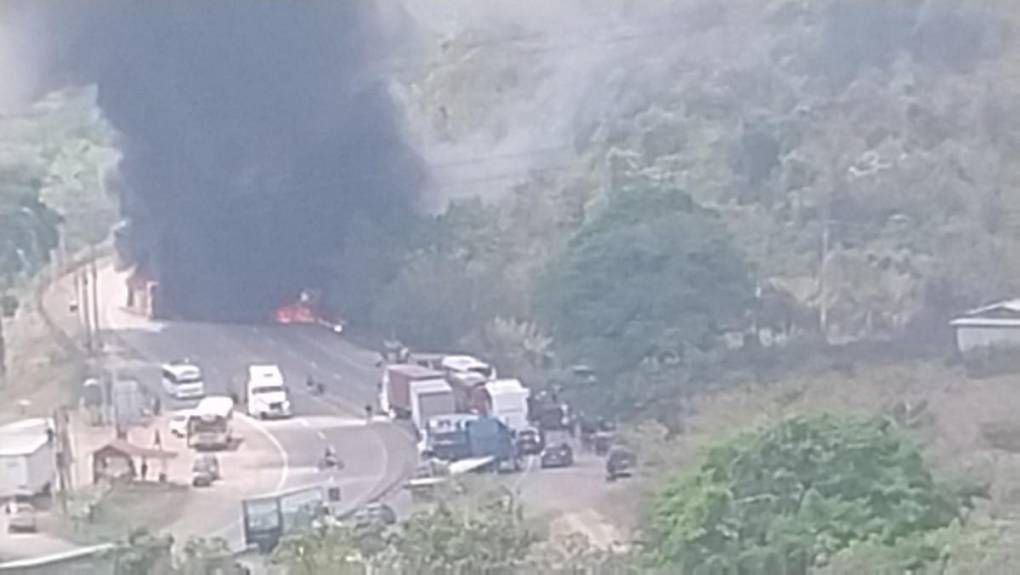 Impactantes imágenes del choque e incendio entre bus y pick up en Taulabé