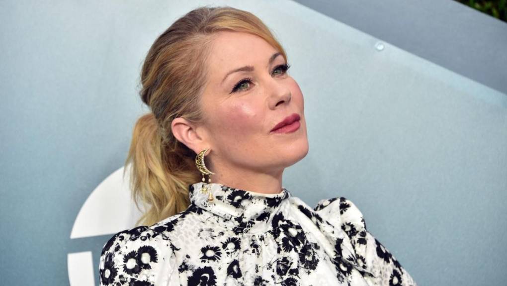 Christina Applegate relata lo duro que es vivir con esclerosis múltiple: “Los bastones son parte de mi nueva normalidad”