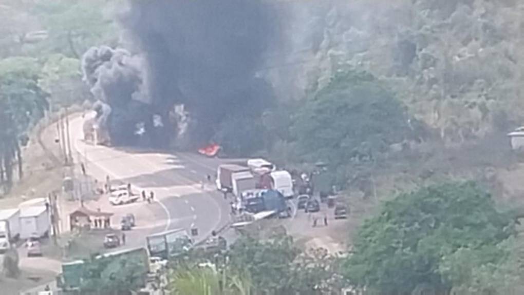 Impactantes imágenes del choque e incendio entre bus y pick up en Taulabé