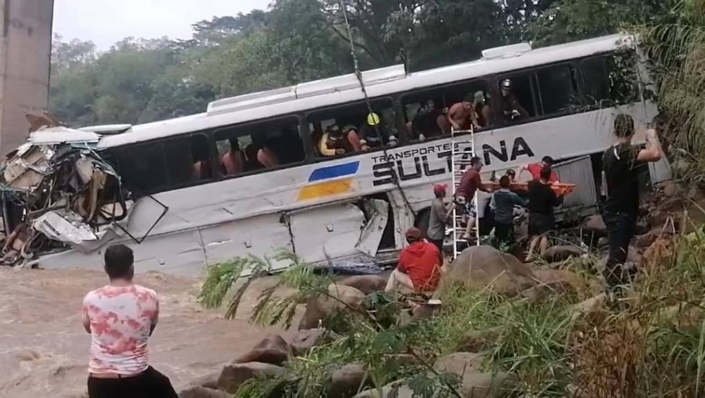 Las imágenes del accidente de un bus lleno de migrantes en Copán; hay 4 muertos