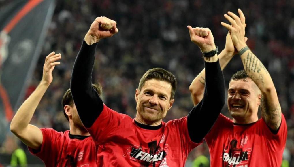 Leverkusen hizo historia y va por el triplete: el festejo de Xabi Alonso y sus jugadores