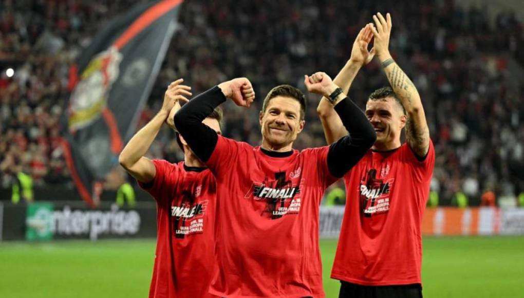 Leverkusen hizo historia y va por el triplete: el festejo de Xabi Alonso y sus jugadores