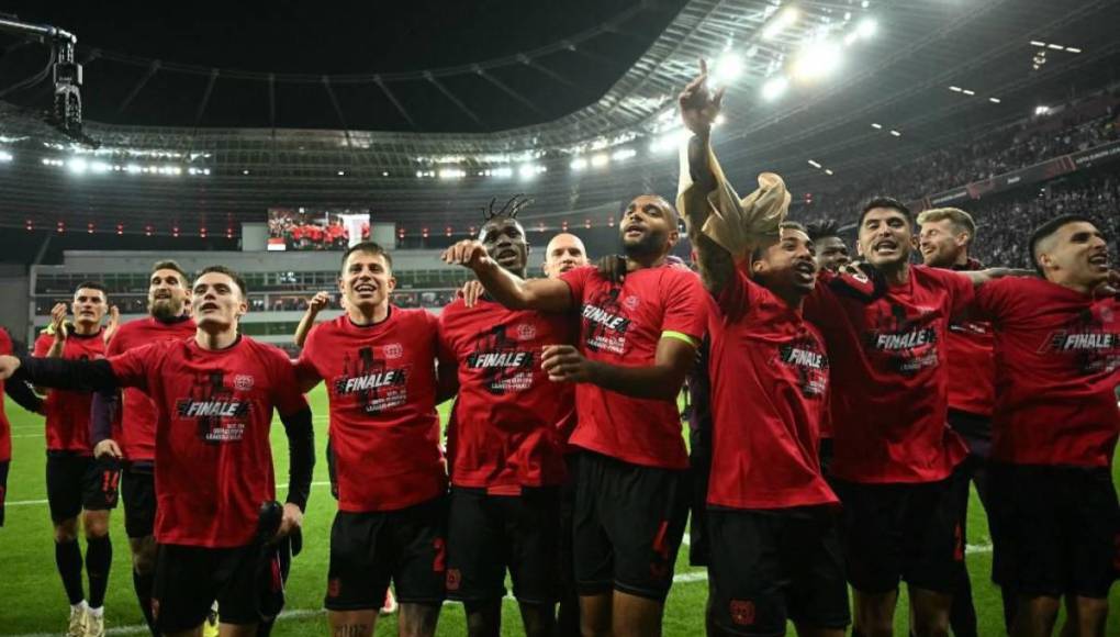 Leverkusen hizo historia y va por el triplete: el festejo de Xabi Alonso y sus jugadores