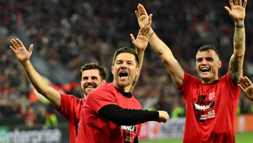 Leverkusen hizo historia y va por el triplete: el festejo de Xabi Alonso y sus jugadores