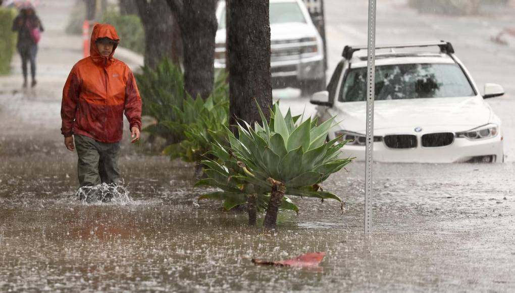 Un muerto y miles sin electricidad por inundaciones en California