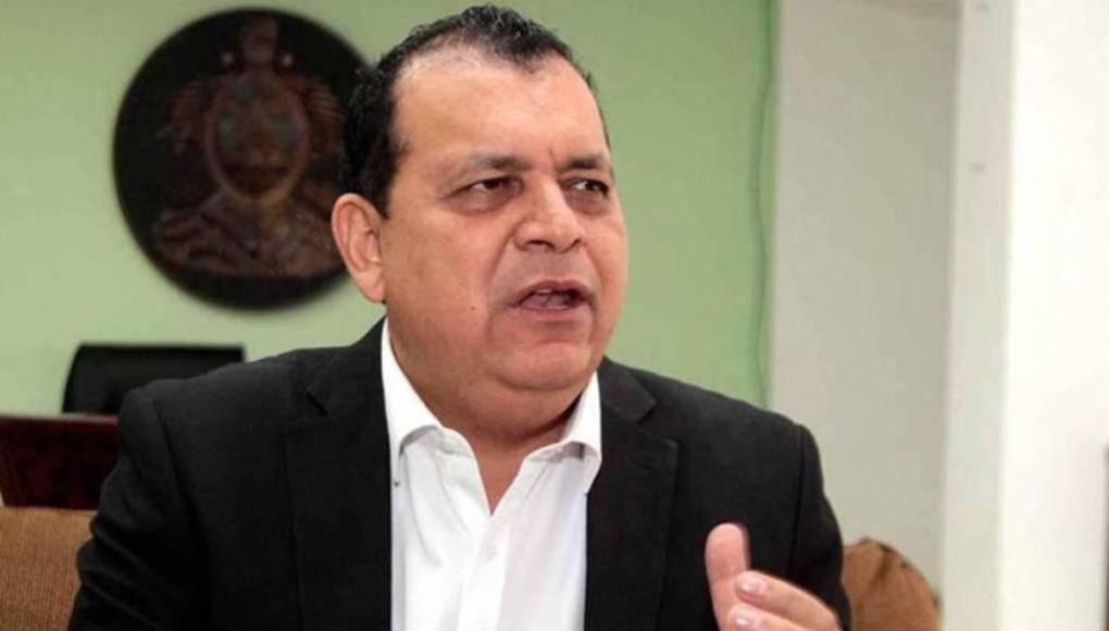 Periodista Orlando Ponce Morazán anuncia que se casará