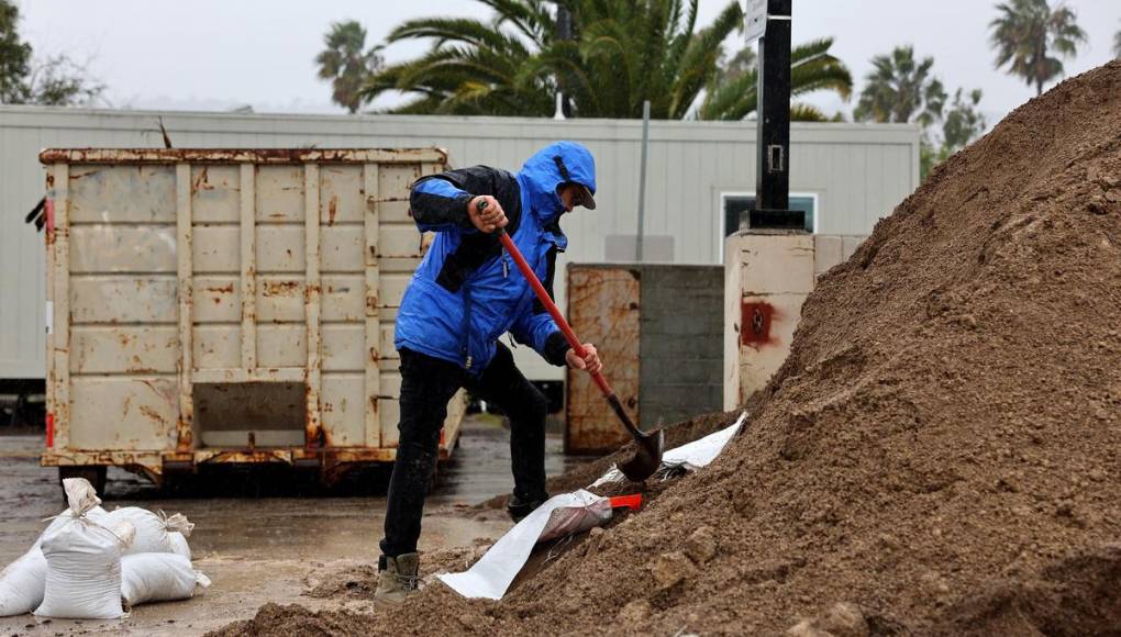 Un muerto y miles sin electricidad por inundaciones en California