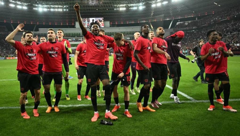 Leverkusen hizo historia y va por el triplete: el festejo de Xabi Alonso y sus jugadores