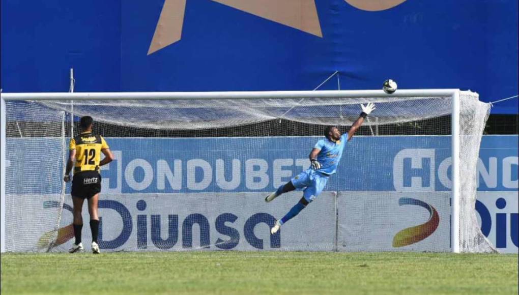 Bellas chicas, infiltrados y compañera de jugador de Marathón se roba las miradas en el clásico