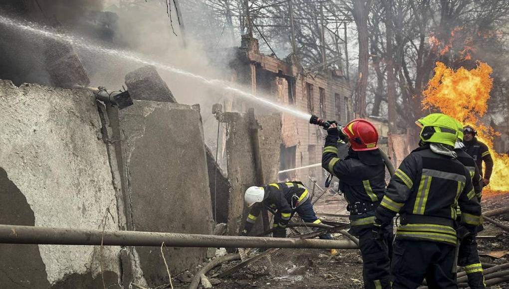 Bombardeo ruso en Odesa deja unos 16 muertos y crisis sigue en Ucrania