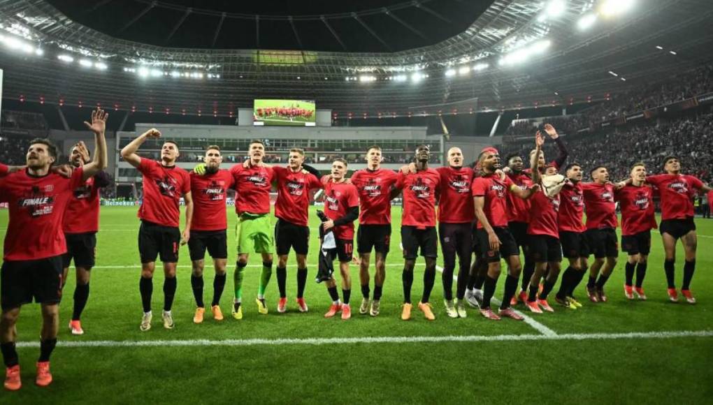 Leverkusen hizo historia y va por el triplete: el festejo de Xabi Alonso y sus jugadores