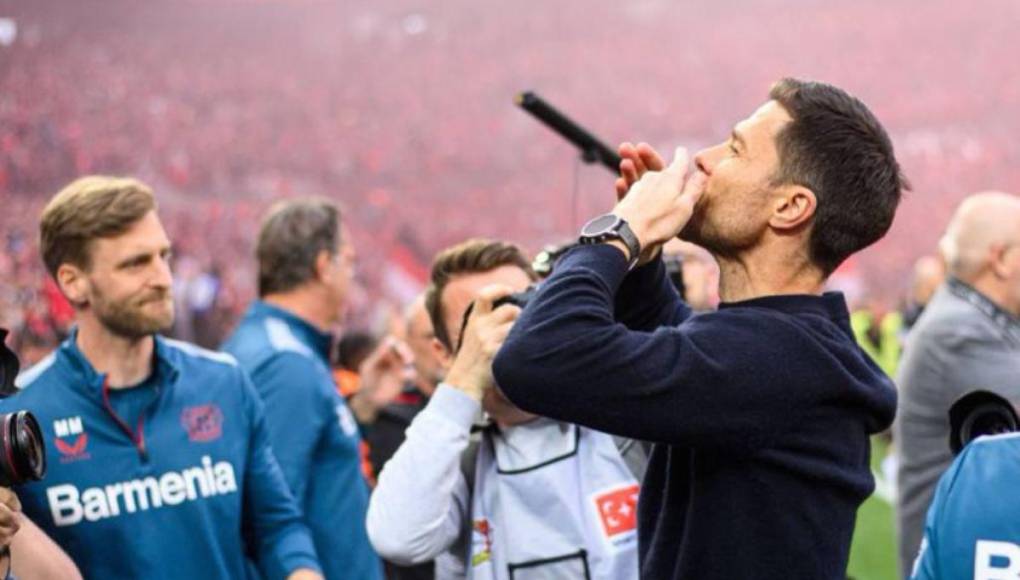 Xabi Alonso se emborracha, locura de afición de Leverkusen y festejo en el camerino