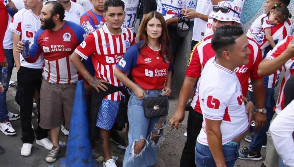 ¡Solo bellezas! Estadio Nacional se llena de lindas chicas para final de Olimpia ante Marathón