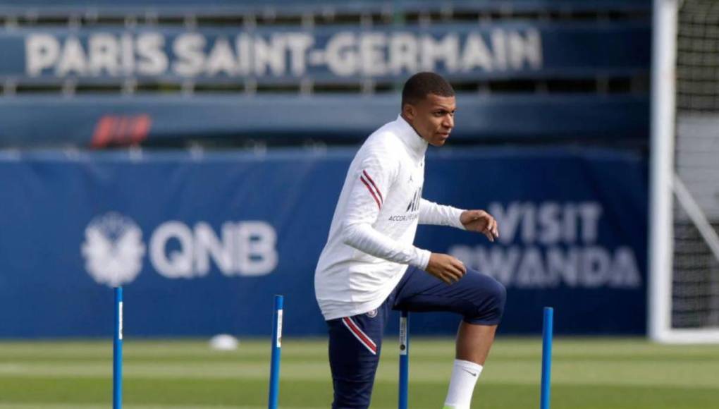 Mbappé se despide en pleno entrenamiento de compañeros del PSG