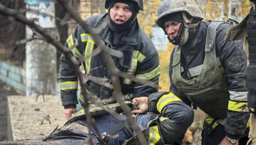 Bombardeo ruso en Odesa deja unos 16 muertos y crisis sigue en Ucrania