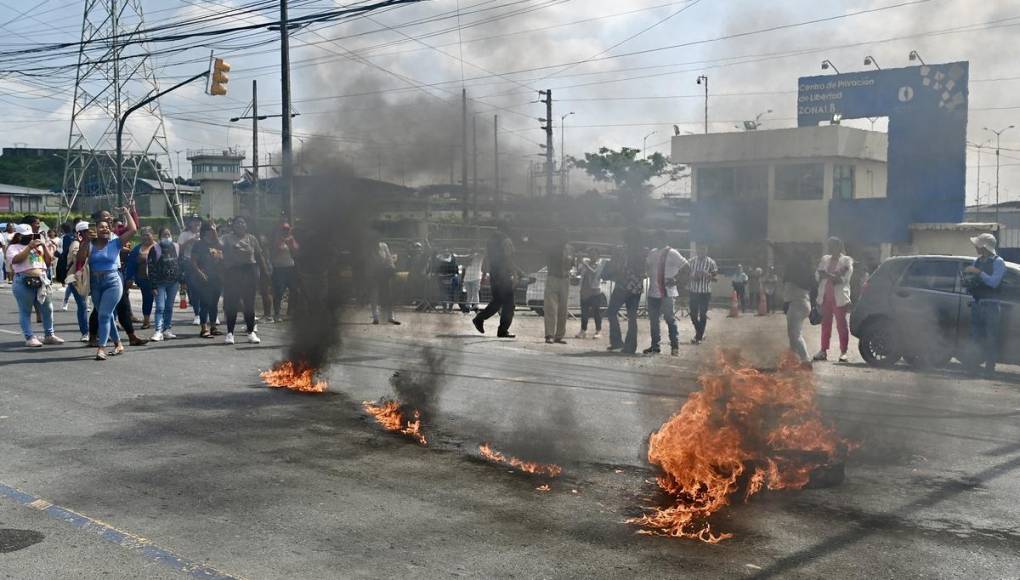 Familiares de reos protestan afuera de cárcel en Guayaquil; motín suma 3 muertes