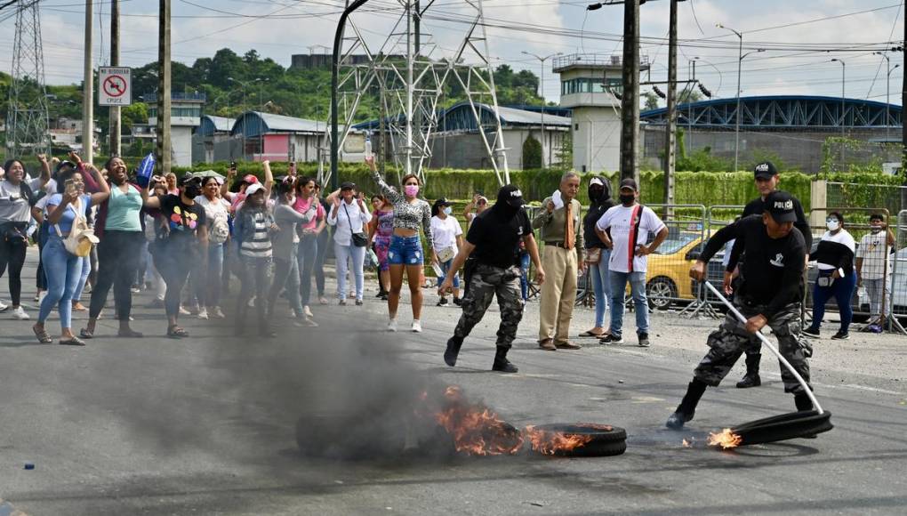 Familiares de reos protestan afuera de cárcel en Guayaquil; motín suma 3 muertes