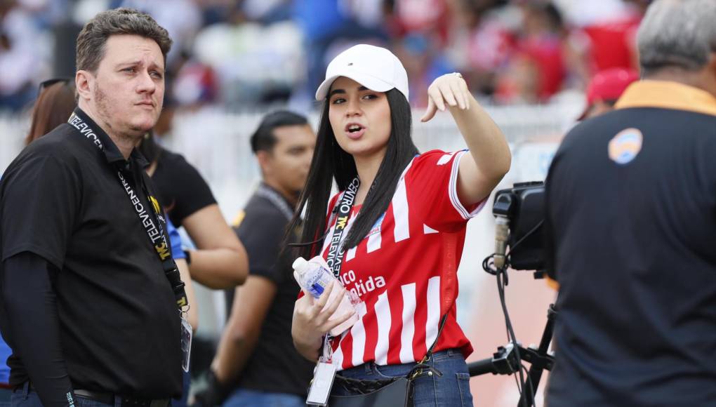 ¡Solo bellezas! Estadio Nacional se llena de lindas chicas para final de Olimpia ante Marathón