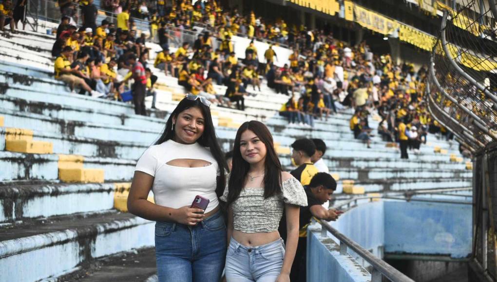 ¡Sirey Morán en el Clásico Real España-Olimpia! Bellezas y ambiente en el Metropolitano