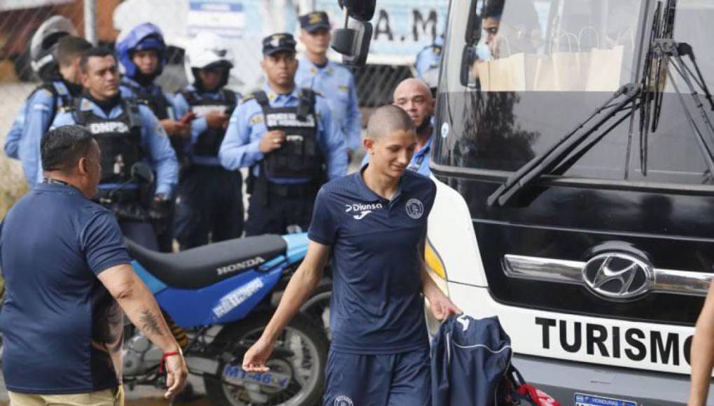 Tremendo aguacero, banderazo de la Ultra Fiel y las bellas chicas en el clásico capitalino