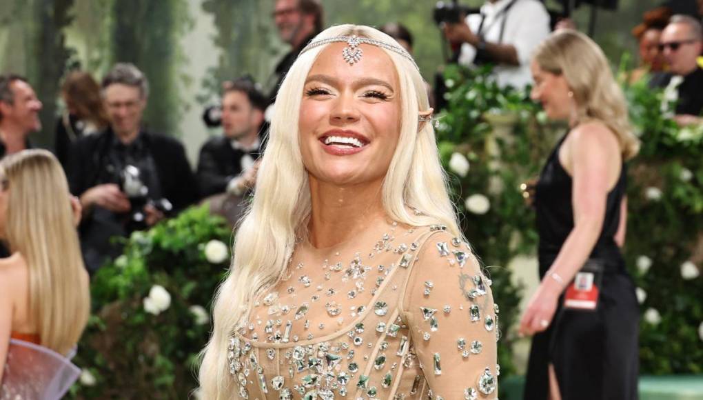 Como elfa, así lució Karol G en la Met Gala 2024