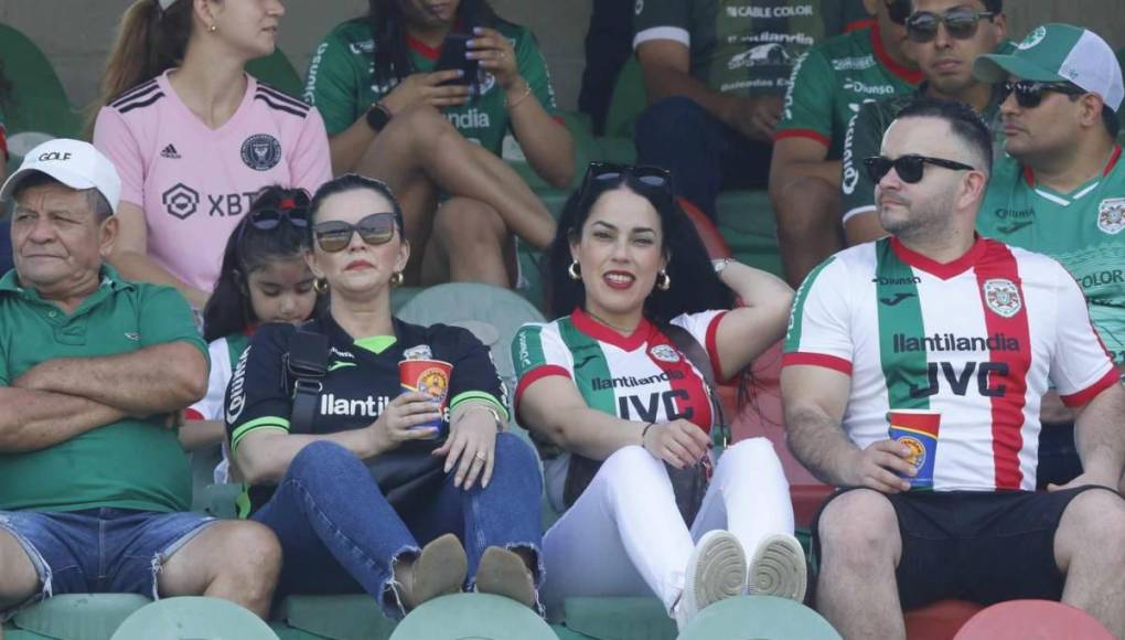 Bellas chicas, infiltrados y compañera de jugador de Marathón se roba las miradas en el clásico