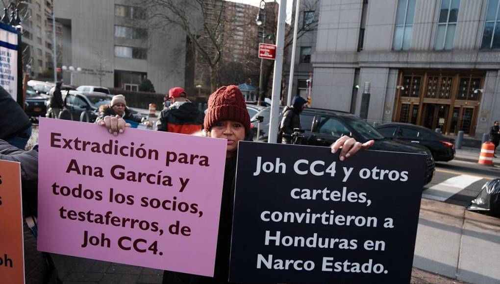 “Sin clemencia”: ¿Qué dicen las pancartas en Nueva York por juicio de JOH?