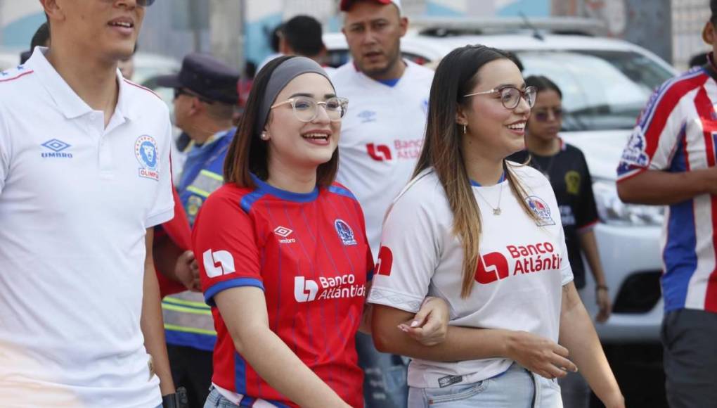 ¡Solo bellezas! Estadio Nacional se llena de lindas chicas para final de Olimpia ante Marathón