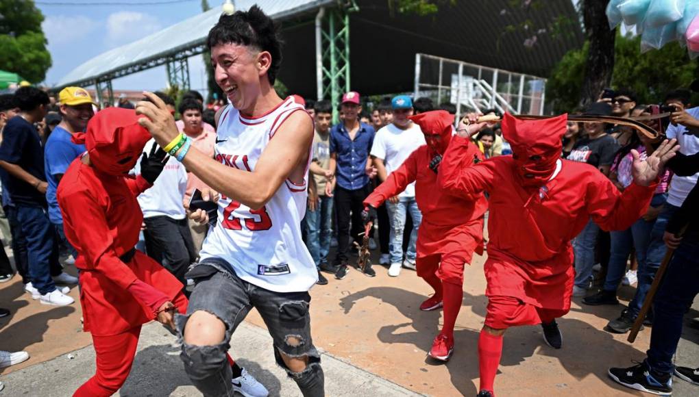 Diablos azotan a pecadores en tradición salvadoreña de Semana Santa