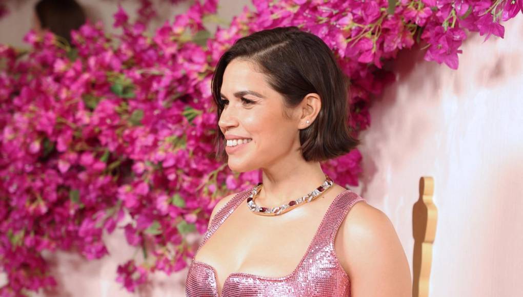 ¡Deslumbrante! America Ferrera llega a los Premios Oscar 2024