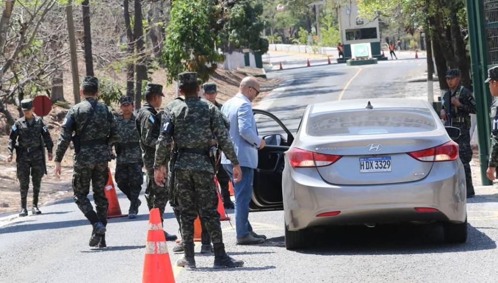 Trasladan al Fuerte Cabañas a los dos generales que testificaron en juicio de JOH