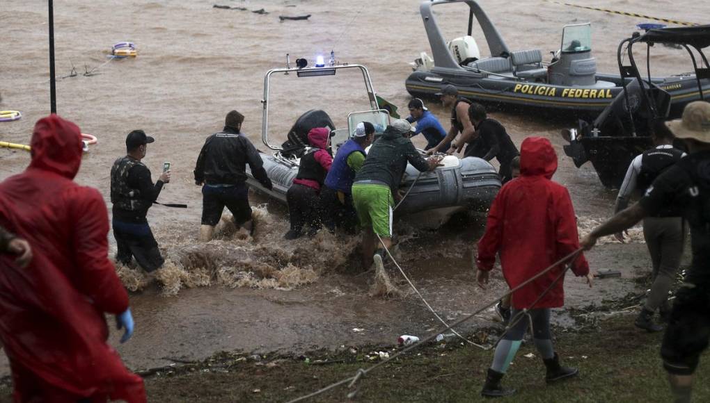 Miles de damnificados por inundaciones en Brasil son refugiados en albergues