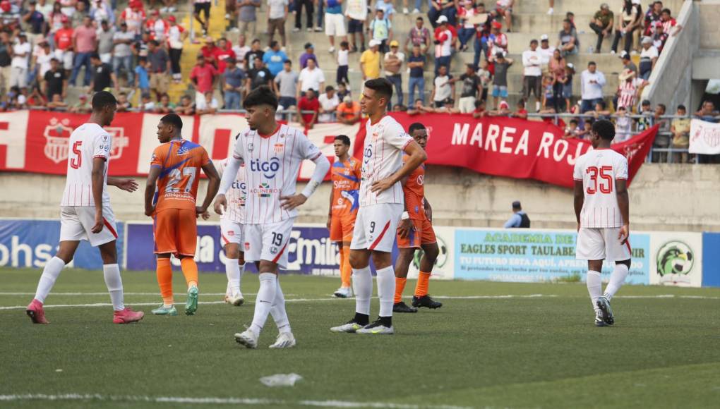 Desgarradoras imágenes de jugadores del Vida tras descender a segunda división