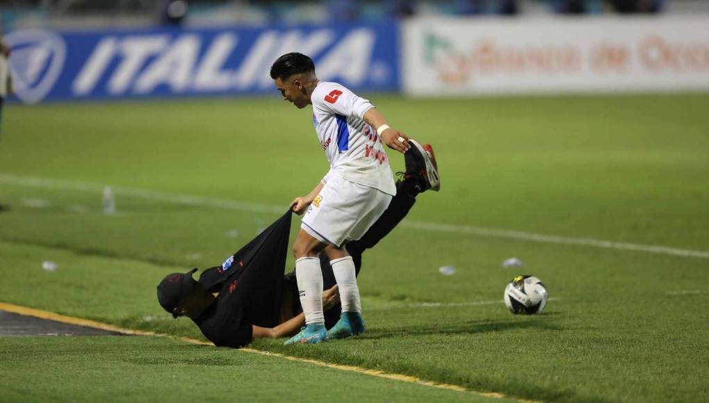 Chirinos se baja a Troglio, jugadores de Real España lloran y aficionado se cae de las gradas