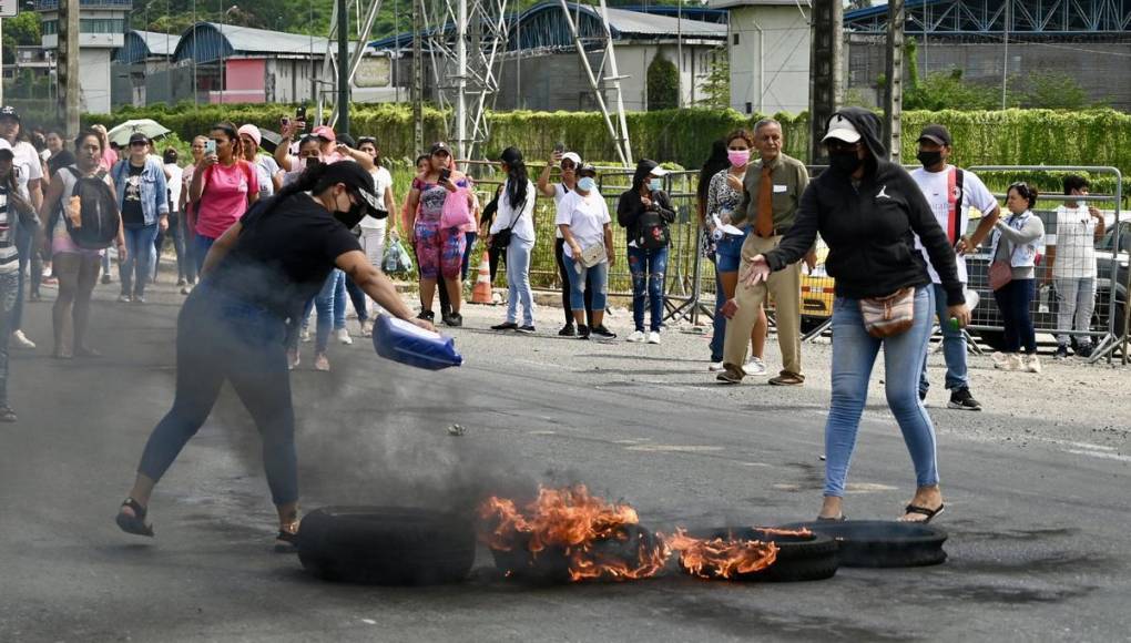 Familiares de reos protestan afuera de cárcel en Guayaquil; motín suma 3 muertes