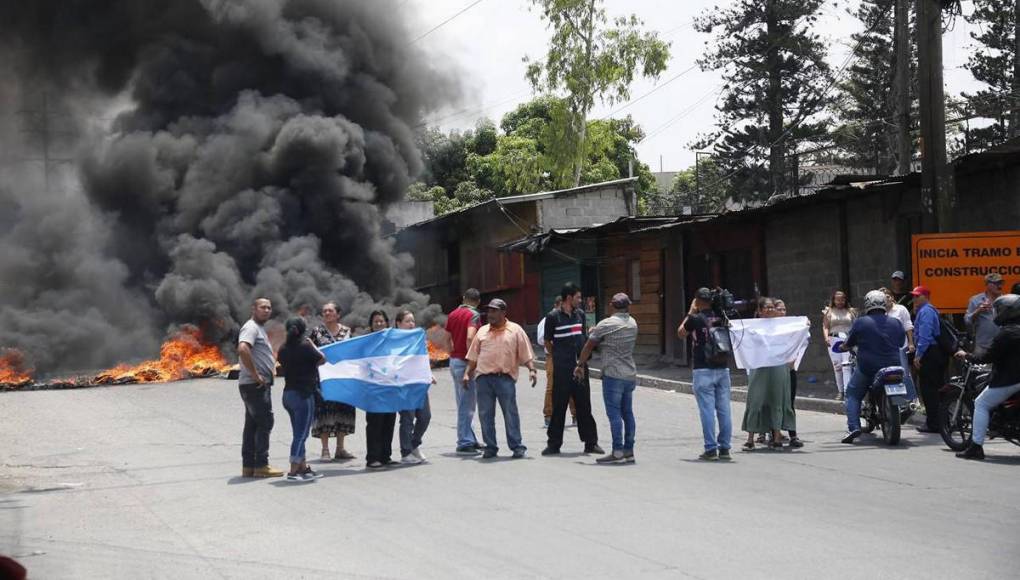 “Lo único que queremos es trabajar”: las imágenes que dejó protesta en salida a Olancho