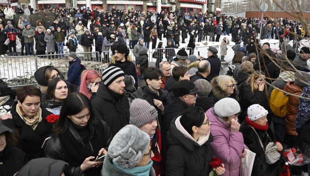 Miles asisten al funeral de Navalny en Moscú entre temores de arrestos