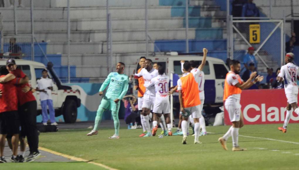 Jugadores de Olimpia provocan a barra de Motagua y la pelea de Najar con Auzmendi