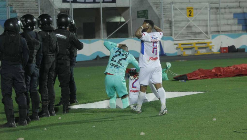 Jugadores de Olimpia provocan a barra de Motagua y la pelea de Najar con Auzmendi