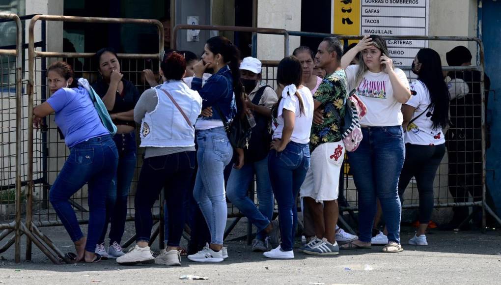 Familiares de reos protestan afuera de cárcel en Guayaquil; motín suma 3 muertes