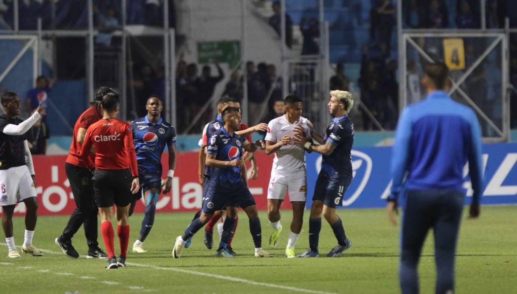 Jugadores de Olimpia provocan a barra de Motagua y la pelea de Najar con Auzmendi