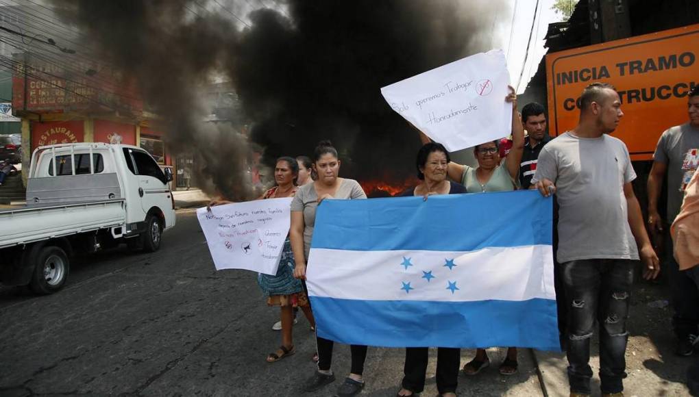 “Lo único que queremos es trabajar”: las imágenes que dejó protesta en salida a Olancho