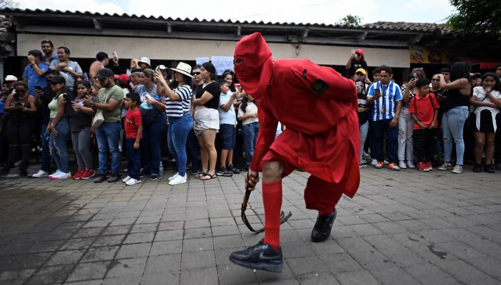 Diablos azotan a pecadores en tradición salvadoreña de Semana Santa