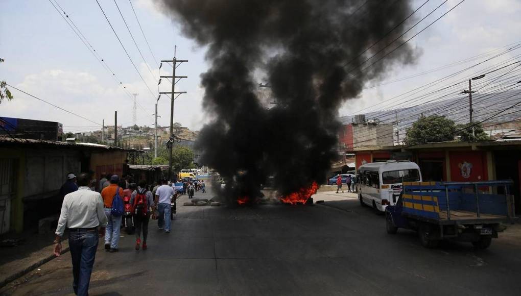 “Lo único que queremos es trabajar”: las imágenes que dejó protesta en salida a Olancho